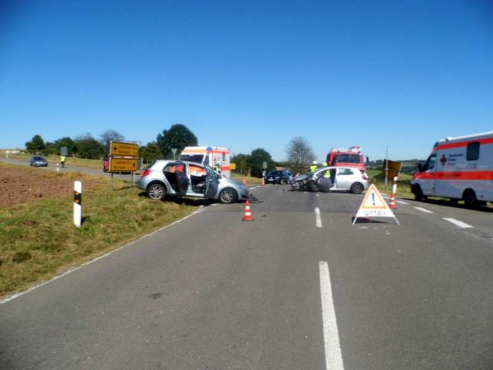 Unfallörtlichkeit mit Rettungsdienst und Feuerwehr (Foto: Polizei)