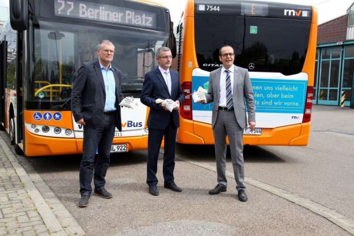 v.l.: Stefan Prüfer, Geschäftsführer der V-Bus GmbH, Klaus Dillinger, Beigeordneter der Stadt Ludwigshafen und Aufsichtsratsvorsitzender der rnv GmbH, sowie Christian Volz, Kaufmännischer Geschäftsführer der rnv GmbH. (Foto: rnv GmbH)