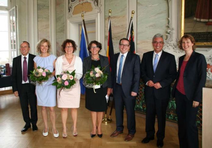 Innenminister Roger Lewentz hat am 05.09.16 in Trier die Präsidentin a.D. der Aufsichts- und Dienstleistungsdirektion ADD, Dagmar Barzen, und Vizepräsidentin a.D. Dr. Anna Köbberling offiziell verabschiedet. Gleichzeitig wurden Thomas Linnertz als Präsident und Begoña Hermann als Vizepräsidentin förmlich in ihr Amt eingeführt. (Foto: MDI)