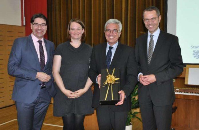 Bei der Auftaktveranstaltung des Modellprojekts „Kommune der Zukunft“ (v.l.n.r.): Oberbürgermeister Thomas Hirsch, die Dorfentwicklungspartnerin Annette Struppler-Bickelmann, der rheinland-pfälzische Innenminister Roger Lewentz und Bürgermeister Dr. Maximilian Ingenthron (Foto: Stadtverwaltung Landau in der Pfalz)