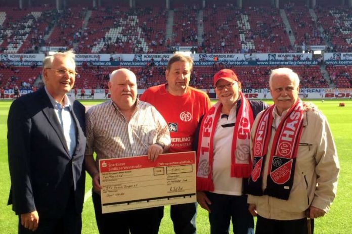 SWFV-Präsident Dr. Hans-Dieter Drewitz, SWFV-Jugendchef Jürgen Schäfer, 05-Stadionsprecher Klaus Hafner, Hassia- Präsident Oliver Wimmers und Schatzmeister Manfred Scholz. (Foto: SWFV)