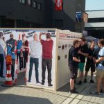 Gestellte Szene vor dem Gafferinfostand  (Foto: Feuerwehr Mainz)