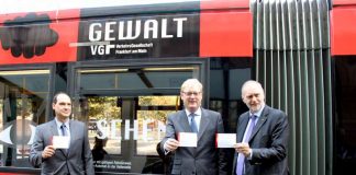 gewaltStadtrat Frank (M) mit Klaus Dieter Strittmatter (l) und Thomas Wissgott (r) (Foto: Stadt Frankfurt am Main)