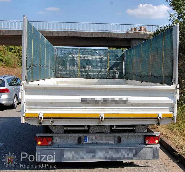 Der unfallverursachende LKW, ohne hintere Bordwand