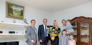 Jens-Uwe Götsch (Geschäftsführer MTV Bauen und Wohnen GmbH) und Oberbürgermeister Dr. Eckart Würzner begrüßten Carmen Dudenhöffer, Marcel Koch und die Kinder Luca, Julien und Maria (von links). (Foto: Philipp Rothe)