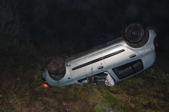 Der PKW blieb auf dem Dach liegen. (Foto: Polizei)