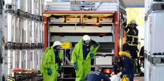 Feuerwehrleute in Chemikalienschutzanzügen (Foto: Helmut Dell)