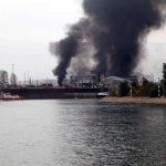 Blick vom Sandhofen-Rheinufer auf den Landeshafen der BASF in der Nachtweide