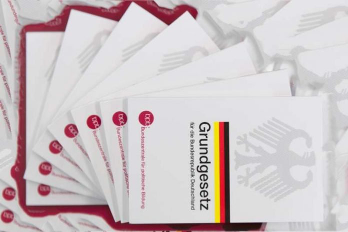 Die Grundgesetz-Miniausgabe der bpb ist ideal als kleines 