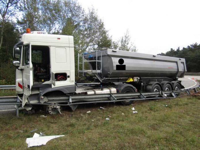 Wegen eines Reifenschadens krachte dieser Sattelzug in die Schutzplanken