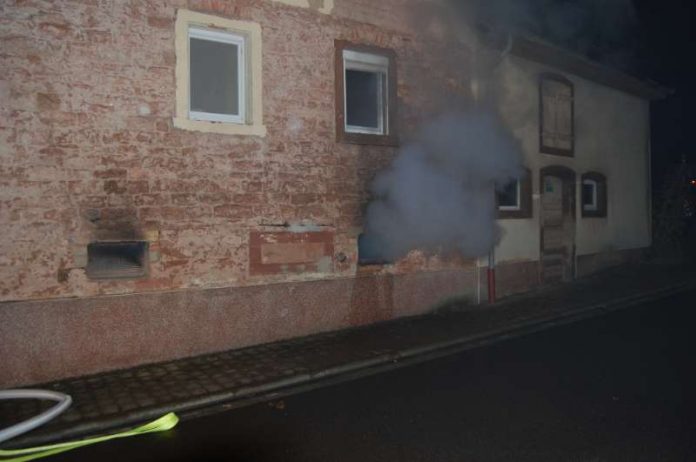 Rauch aus Kellerfenster (Foto: Polizei)