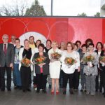 Versammelten sich zum Gruppenbild in der Eingangshalle des Ärztehauses II in der Röntgenstraße: Jubilarinnen und Jubilare sowie Neu-Ruheständler der GRN-Klinik Weinheim. (Foto: GRN)