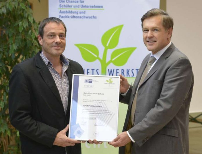 v.l.: Martin Burk, Schulleiter der Carl-Weyprecht-Schule in Bad König, und Dr. Uwe Vetterlein, Hauptgeschäftsführer der Industrie- und Handelskammer (IHK) Darmstadt Rhein Main Neckar, bei der Übergabe der Urkunde. (Foto: Dagmar Mendel)