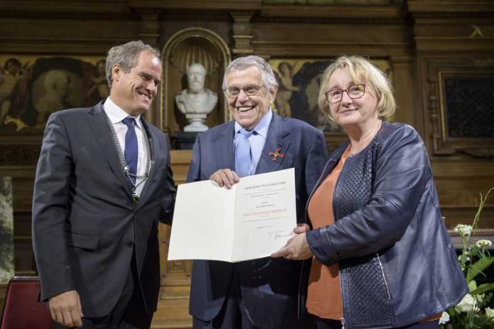 Heidelbergs Oberbürgermeister Dr. Eckart Würzner (links) und die baden-württembergische Ministerin für Wissenschaft, Forschung und Kunst, Theresia Bauer, überreichten Dr. Henry G. Jarecki gemeinsam die Urkunde und die Ordensinsignien für das Bundesverdienstkreuz Erster Klasse.