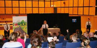 10 Jahre Puppenbühne des Polizeipräsidiums Westpfalz - am Montag gastierten Melanie Paul, Claudia Bauspieß und Yvonne Morzik (von links) vor etwa 90 Kindern im Emmerich-Smola-Saal beim Südwestrundfunk in Kaiserslautern.