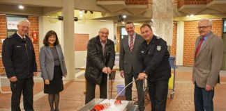 Übung mit dem neuen Schaumtrainer. Von links nach rechts: Kreisfeuerwehrinspekteur Rudi Götz, Landrätin Theresia Riedmaier, Kreisbeigeordneter Helmut Geißer, Florian Ramsl (Versicherungskammer Bayern), stv. KFI Dirk Nerding und Wilfried Krämer (örtl. Versicherer PPA). (Foto: Kreisverwaltung)