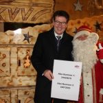 Dr. Alexander Pischon, KVV-Geschäftsführer, mit dem „fliegenden Weihnachtsmann“ (Foto: KVV)