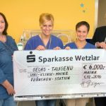 Petra Szyszka (li) und Herbert Gröger (re) von der Initiative „Förderverein Löwenherz & friends e.V.“ übergeben einen Spendenscheck über 6000,- Euro an Univ.-Prof. Dr. Eva Mildenberger (2.v.r.), Leiterin der Neonatologie des Zentrums für Kinder- und Jugendmedizin, und Nicole Schmädig (2.v.l.), stellv. Stationsleitung der neonatologischen Intensivstation (Foto: Thomas Böhm, Universitätsmedizin Mainz)