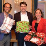 Oberbürgermeister Thomas Hirsch gemeinsam mit Kabarettist Christoph Sonntag (l.) und Susanne Burgdörfer vom Haus der Familie bei der feierlichen Geschenkeübergabe im historischen Empfangssaal des Landauer Rathauses. (Stadt Landau in der Pfalz)