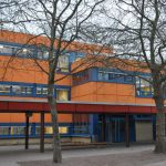 Die Gebäudeteile der Konrad-Adenauer-Realschule plus erstrahlen in verschiedenen, kräftigen Farben. So soll das bunte Logo der Schule symbolisiert werden. (Foto: Stadt Landau in der Pfalz)