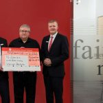 Berater Jürgen Raffel (links) und Regionalmarktleiter Ralph Bonnet (rechts) freuen sich, Werner Gamm symbolisch den Gewinnscheck überreichen zu dürfen. (Foto: Sparkasse Rhein-Haardt)