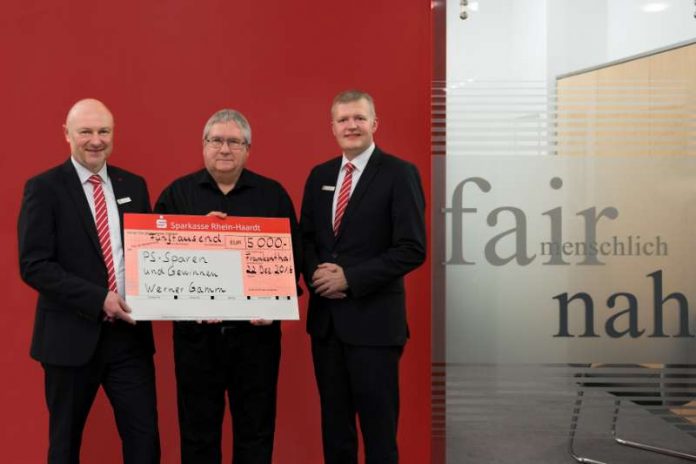 Berater Jürgen Raffel (links) und Regionalmarktleiter Ralph Bonnet (rechts) freuen sich, Werner Gamm symbolisch den Gewinnscheck überreichen zu dürfen. (Foto: Sparkasse Rhein-Haardt)