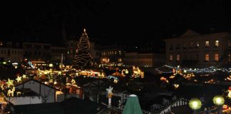 Er ist und bleibt ein Publikumsmagnet: Der Kunsthandwerkliche Thomas-Nast-Nikolausmarkt auf dem Landauer Rathausplatz. (Foto: Stadt Landau in der Pfalz)