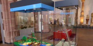 Blick in die Ausstellung 'LEGO Zeitreise' im Archäologischen Museum (Foto: Archäologisches Museum Frankfurt)