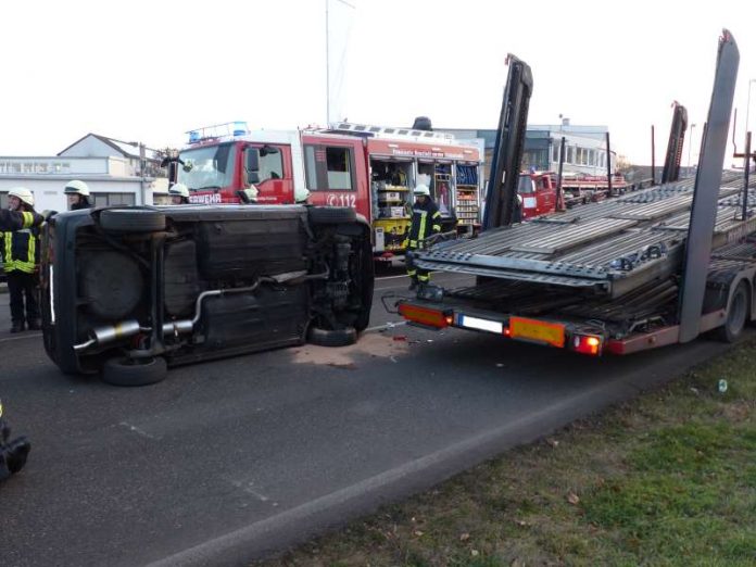 Der umgekippte PKW (Foto: Feuerwehr Neustadt)