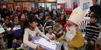 Die erste Übergabe der Weihnachtsgeschenke, die SCHOTT Mitarbeiter für Flüchtlingskinder zur Verfügung gestellt haben (Foto: SCHOTT)