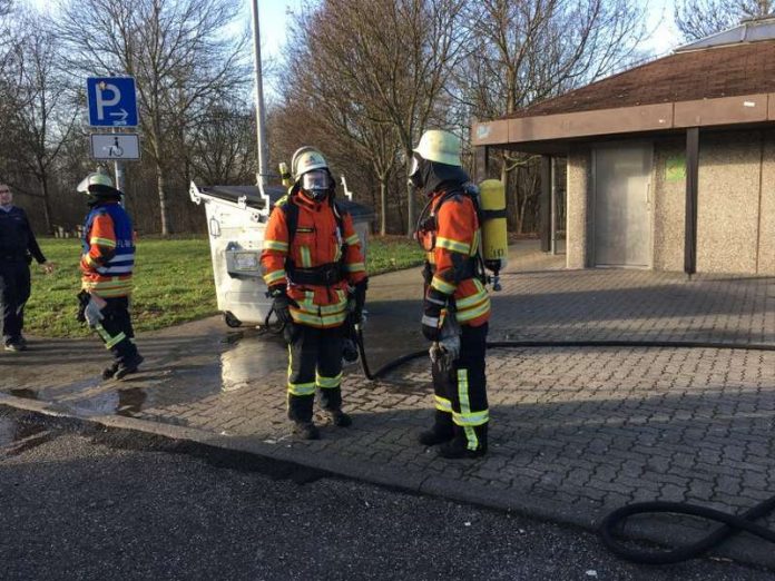 Der Müllcontainerbrand wurde abgelöscht (Foto: Feuerwehr)