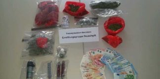 Insgesamt wurden mehr als 500 Gramm Marihuana, mehrere Tausend Euro mutmaßliches Dealgeld und verbotene Gegenstände nach dem Waffengesetz aufgefunden und beschlagnahmt