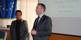 Die Trainerin Dr.Kidist Hailu und Oberbürgermeister Jörg Albrecht bei der Einführung zum Workshop „Interkulturelle Kompetenz“ (Foto: Stadt Sinsheim)