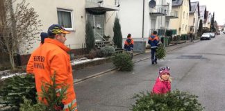 Sulzbach - Abteilungskommandant Christian Knapp mit seiner Tochter Samantha, die auch schon dabei ist und bei der Aktion tatkräftig mithilft. (Foto: Ralf Mittelbach)