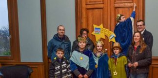 Die Sternsinger der Dreikönigspfarrei Bingen Kempten besuchen Oberbürgermeister Thomas Feser (Bastian Hammer, Vinzenz Bungert, Leana Hammer, Max Roth- schenk und Elias Winternheimer mit ihren Begleitern Barbara Winternheimer, Chris- tian Hammer und Christiane Rothschenk) (Foto: Stadt Bingen)