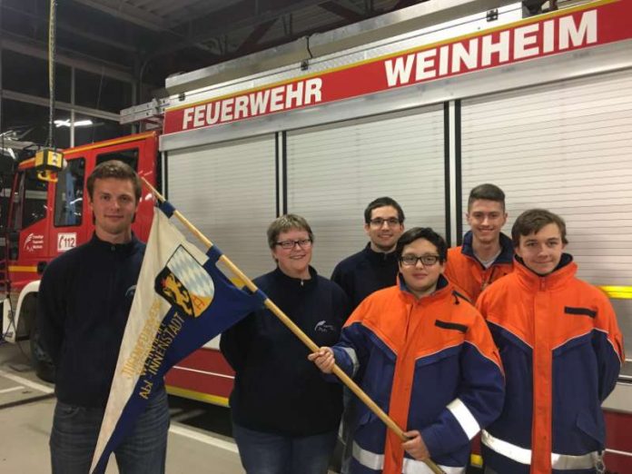 v.l.: die stellvertretenden Jugendfeuerwehrwarte Valentin Körnig, Kerstin Baumann, Jugendfeuerwehrwart Daniel Paradiso, Wimpelträger Semih Yemenli, stv. Jugendsprecher Mario Tadic und Jugendsprecher Marko Heckmann. (Foto: Ralf Mittelbach)