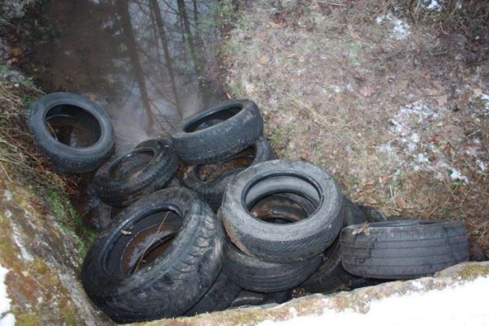 Reifen vor Brückenzufluss Klingbach (Foto: Polizei RLP)