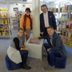 Über das neue Kinder-Touch-Terminal freuen sich: v.l. Simone Kunze (Sparda-Bank), Elisabeth Bochinger (Freunde der Stadtbibliothek), Reiner Seuser (Freunde der Stadtbibliothek) und Stefan Meisel (Leiter der Stadtbibliothek). (Foto: Stadtverwaltung)