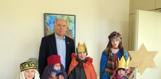 Sternsinger-Besuch im Neustadter Rathaus (Foto: Stadtverwaltung)