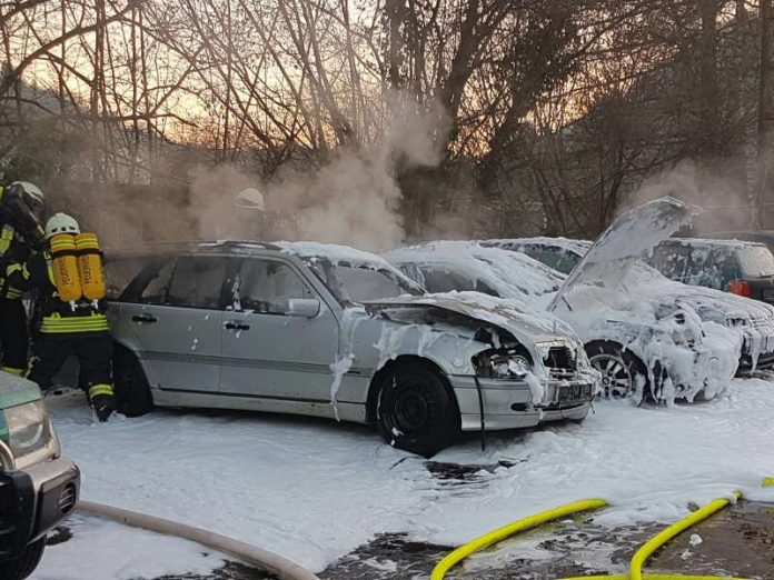 Zwei PKW gingen in Flammen auf (Foto: Polizei RLP)