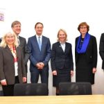 Staatssekretärin Dr. Bernadette Weyland (Vierte von rechts) mit Regierungspräsidentin Brigitte Lindscheid (Dritte von rechts), Regierungsvizepräsident Dr. Alexander Böhmer (Zweiter von links) sowie den Abteilungsleiterinnen und Abteilungsleitern des RP Darmstadt. (Foto: Regierungspräsidium)