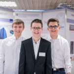 Kai Dinges, Moritz Neumann und Tom Götz (von links) vom Lessing-Gymnasium in Lampertheim sicherten sich den ersten Platz im Fachgebiet Technik beim Regionalwettbewerb Hessen/Bergstraße. Ihr Projekt „Energiegewinnende Schattenspender, Sonne verdunkeln und Energie speichern“ überzeugte die Jury. (Foto: BASF SE)