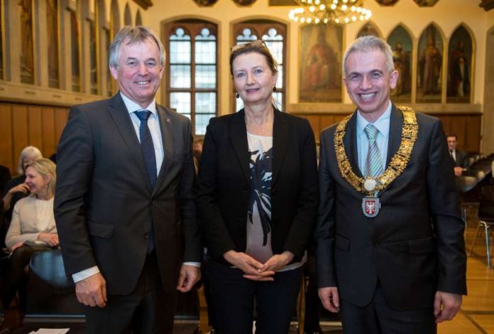 Empfang 40 Jahre Verein Frauen helfen Frauen: OB Peter Feldmann mit Hilke Droege-Kempf und Gerhard Bereswill (Foto: Salome Roessler)