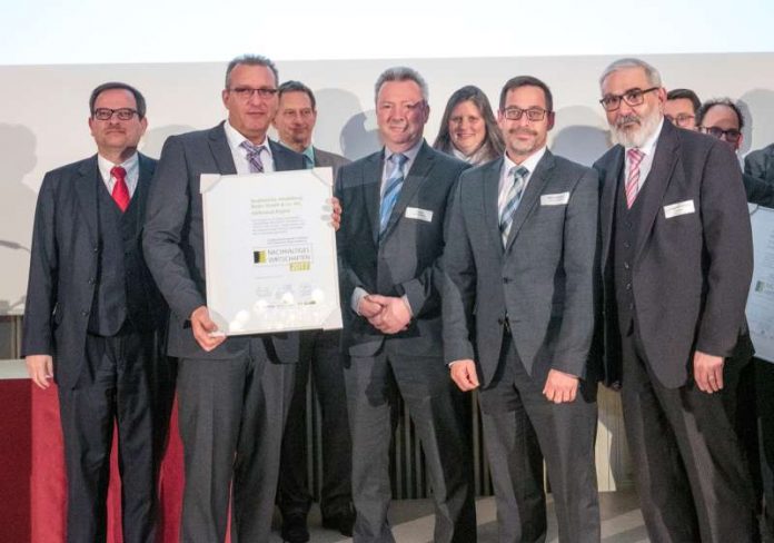 Überreichung der Auszeichnung (Foto: Stadtwerke)