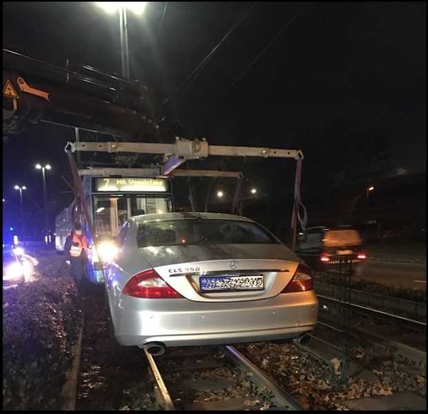 Der Fahrer bog verbotswidrig ab und landete auf den Schienen