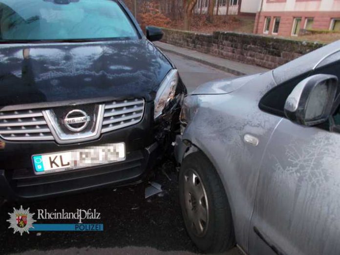 Gegen parkenden Wagen gestoßen