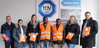 Übergabe der Warnwesten vor dem TÜV Service-Center Mosbach. (Foto: Landratsamt)