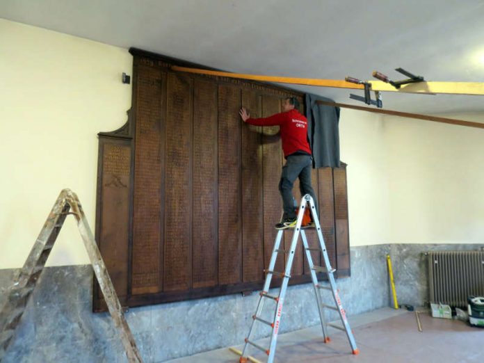 Die Gedenktafel wurde vor dem Aufhängen am neuen Platz von der Schreinerei Orth restauriert. (Foto: Stadtverwaltung)