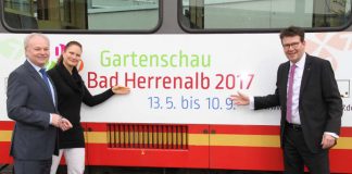 v.l.: Bad Herrenalbs Bürgermeister Norbert Mai, Gartenschau- Geschäftsführerin Sabine Zenker und Geschäftsführer des Karlsruher Verkehrsverbunds Dr. Alexander Pischon präsentieren die neue Gartenschau-Bahn. (Gartenschau Bad Herrenalb 2017)