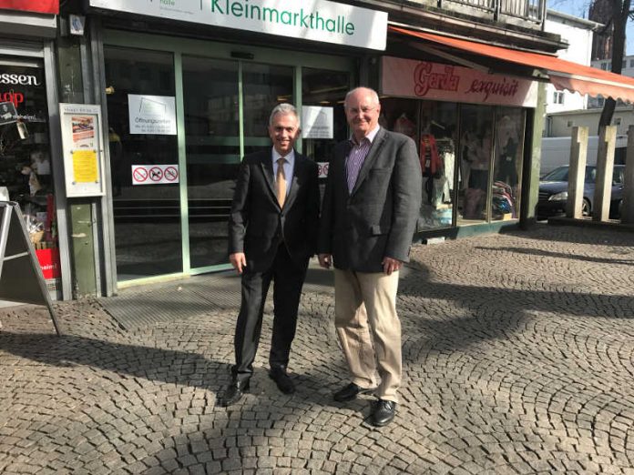 OB Peter Feldmann und Reinhard Birkert vor der Kleinmarkthalle (Foto: Tarkan Akman)